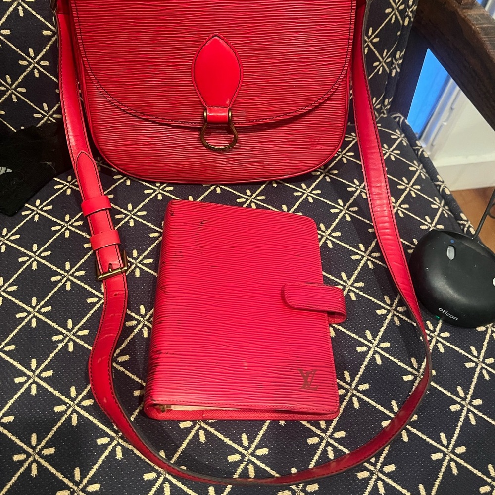 louis vuitton Epi St. Cloud bag GM size. major black marks in bag see photos.